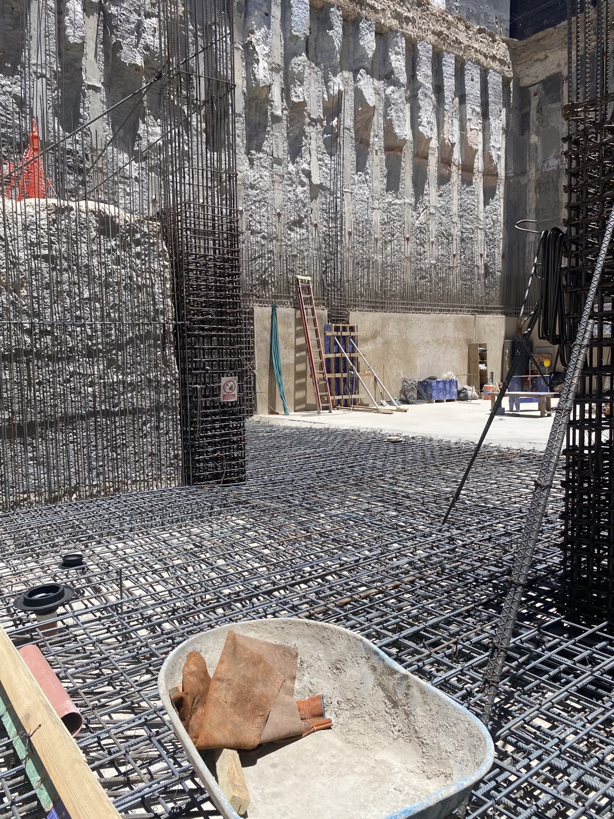 Armado de acero para cimentación junto a muro de contención